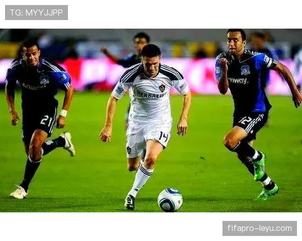 贝肯鲍尔自由人体系如何重塑现代足球战术，引发战术革新热潮