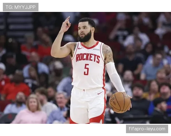 范弗利特无球跑动制造空位，三分效率反超保罗