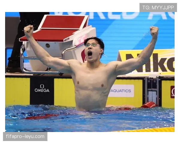 覃海洋训练完直接啃鸡胸肉，这自律我真看傻了