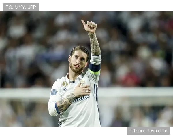 拉莫斯又开始上演家里门口的“王炸”了，谁还敢说他只是个绿茵场硬汉？